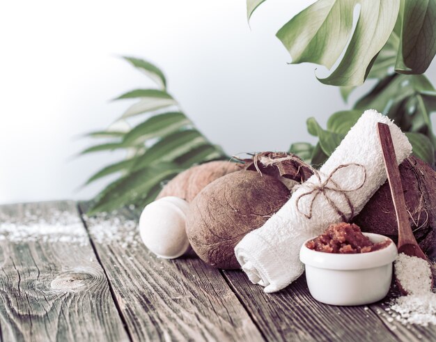 열대 잎 밝은 구성. 코코넛을 사용한 Dayspa 자연 제품