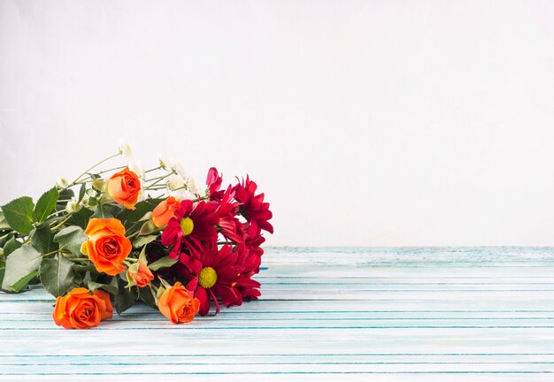 テーブルの上の明るい花の花束
