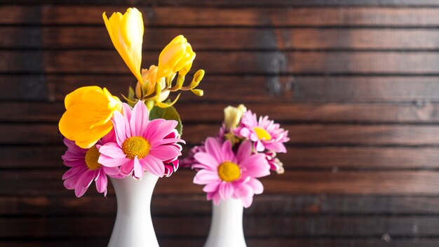 2つの花瓶に鮮やかな花