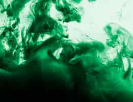 Free photo bright green cloud of pigment in liquid