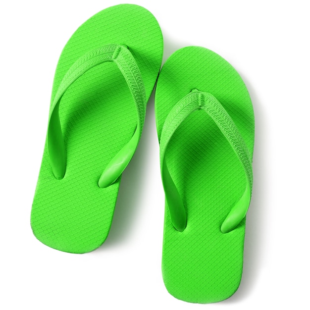 Яркие зеленые сандалии flip flop, изолированных на белом фоне