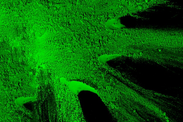 黒の背景上の明るいグリーンホーリーパウダー
