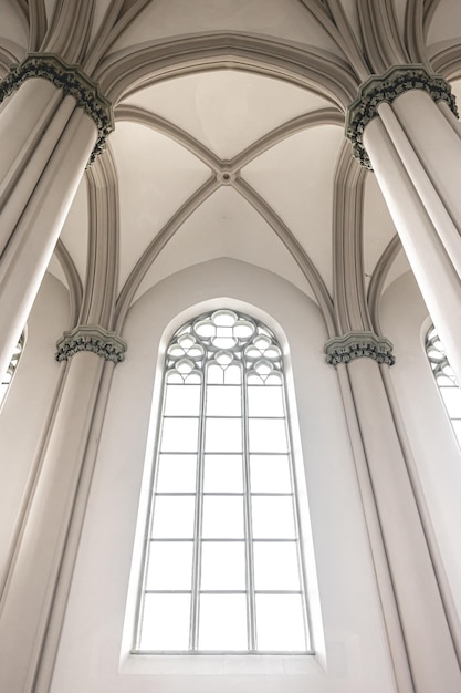 Foto gratuita luminoso interno della chiesa con vetrate a vista dal basso