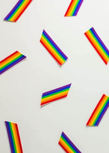 Яркие бумажные флаги ЛГБТ