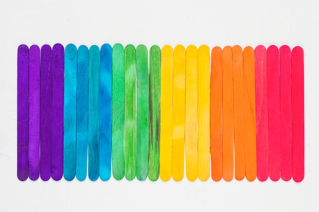 Luminoso arcobaleno LGBT di bastoncini di legno colorati
