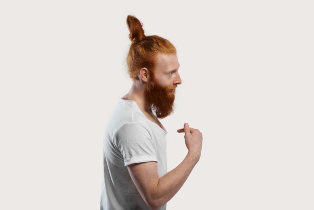 Яркий человек в белой футболке с рыжими волосами и большой бородой, указывая на себя