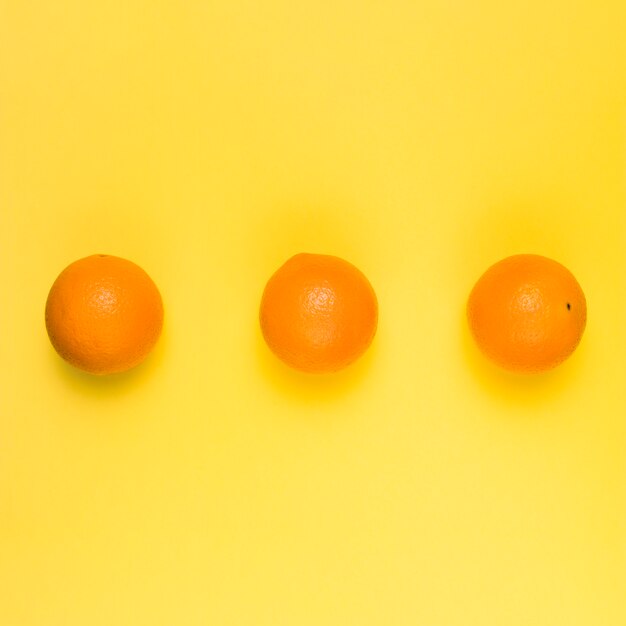 黄色の背景に明るい熟したオレンジ