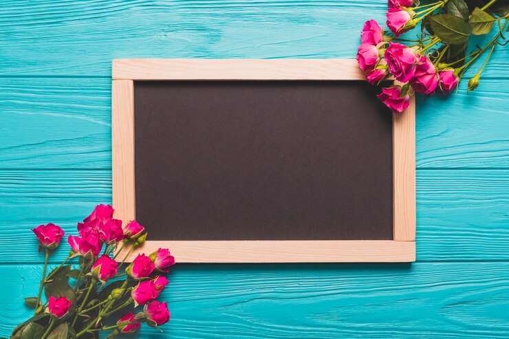 मुफ़्त फोटो bright roses near blackboard