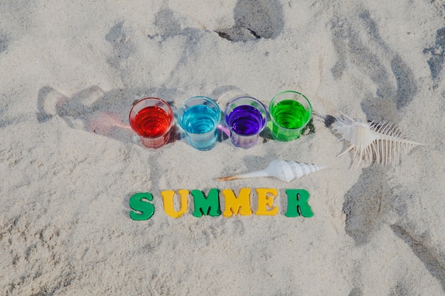 모래에 밝은 샷과 단어 '여름'