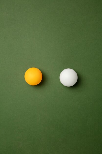 明るい卓球、ピンポン球。緑の背景に分離されたプロスポーツ用品。