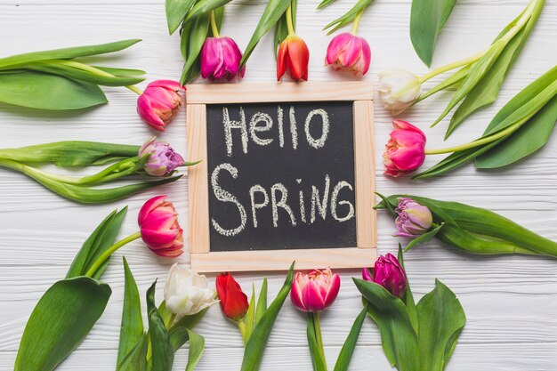 Яркие тюльпаны вокруг письма Hello Spring