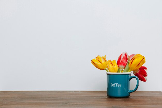 Яркие тюльпаны в кофейной кружке