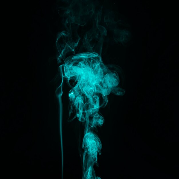 Яркий бирюзовый дымовой след абстрактный черный фон