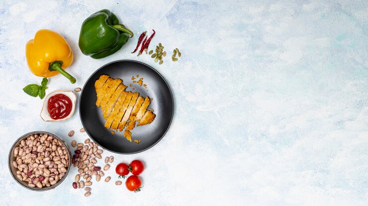 Бесплатный Фотография яркие овощи и нарезанная курица на тарелке