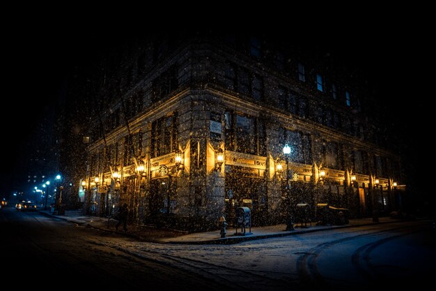 夜の建物の明るいコーナー