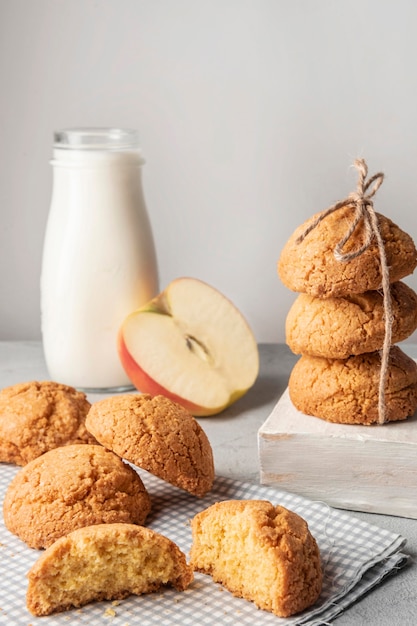 Biscotti britannici con latte e mela