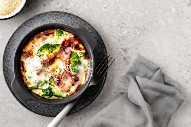 Free photo broccoli bacon cheese bake on a gray stone background