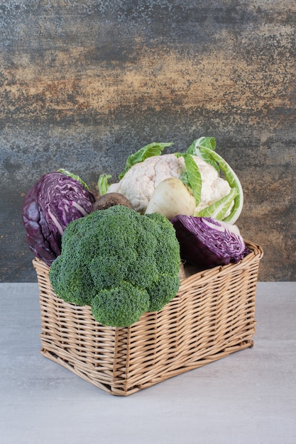 Foto gratuita broccoli, cavoli e ravanelli in scatola di legno. foto di alta qualità
