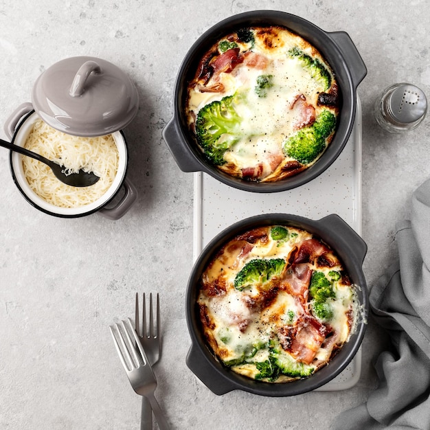 Free photo broccoli casserole in a grey ceramic baking dish on a concrete background