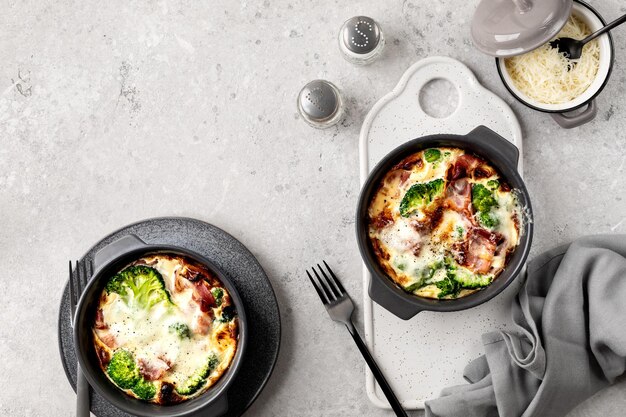 Free photo broccoli casserole in a grey ceramic baking dish on a concrete background