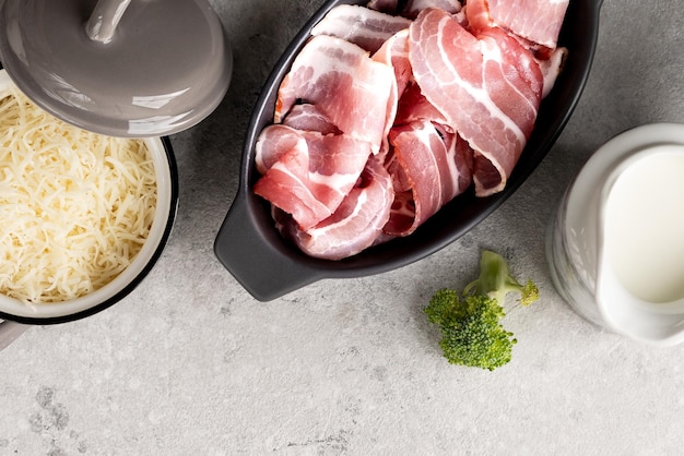 Foto gratuita il formaggio al broccolo e la pancetta sono gli ingredienti per lo stufato.