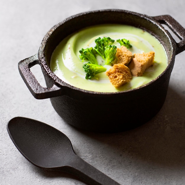 Крем-суп из брокколи зимняя еда в кастрюле
