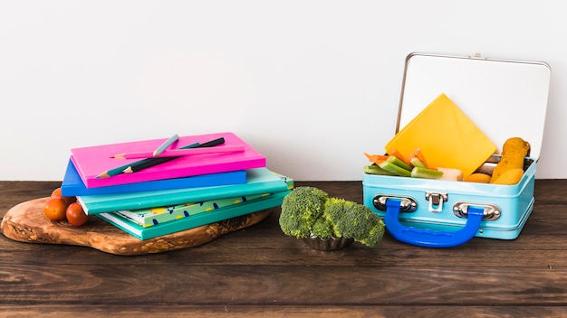 Free photo broccoli near stationery and lunchbox