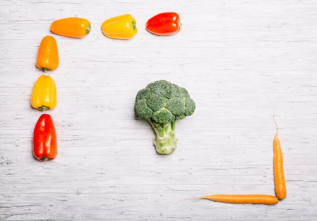 Foto gratuita broccoli tra peperoni e carote