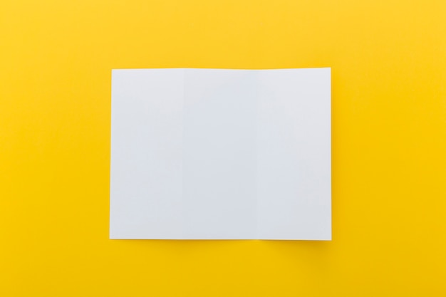 Бесплатное фото Брошюра на желтом фоне