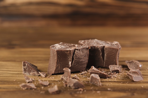 Бесплатное фото Сломанная плитка шоколада