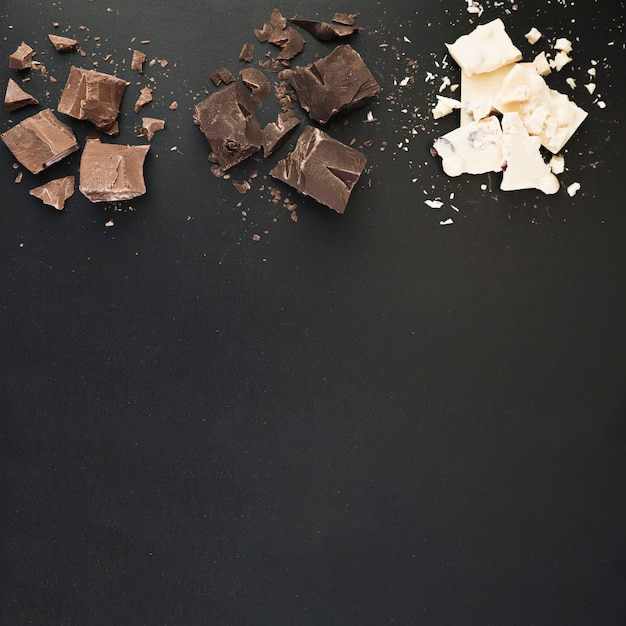 Foto gratuita barrette di cioccolato rotte