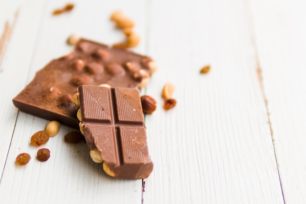 Бесплатное фото Сломанный шоколад с орехами