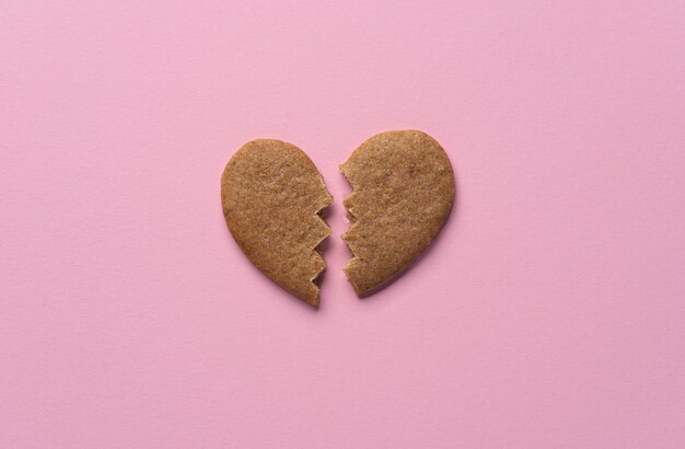 분홍색 배경에 깨진된 쿠키 심장