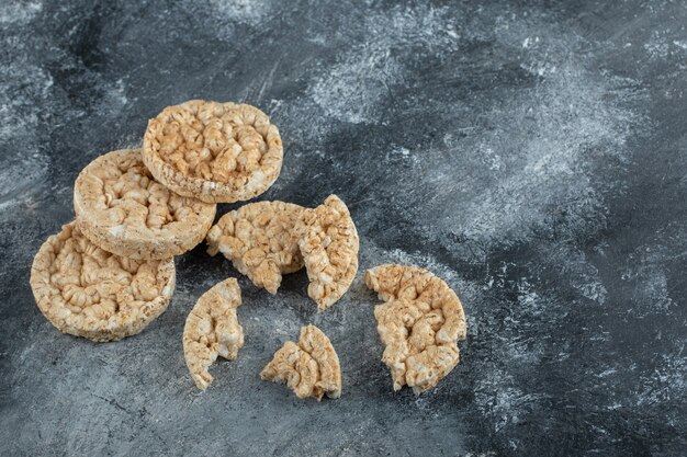 대리석 표면에 깨진 crispbread 조각