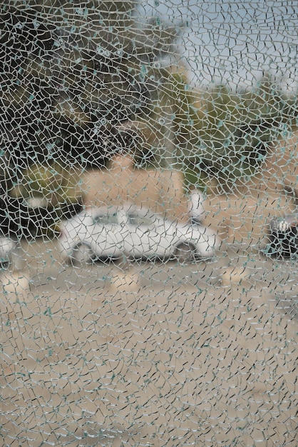 Разбитое стекло разбитое стекло фон идея разбитой жизни и крушения на фоне городской жизни Вертикальная рамка