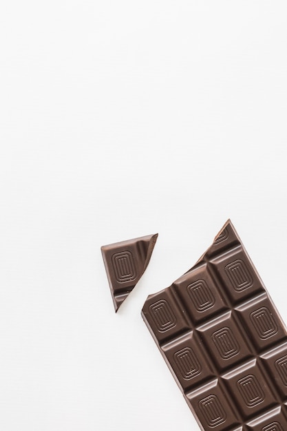 Foto gratuita pezzo rotto di barretta di cioccolato su sfondo bianco