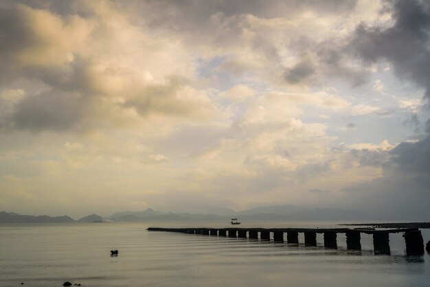 香港の日の出の間に湖の壊れた桟橋