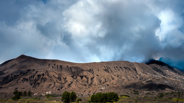 Бесплатное фото Вулкан бромо (gunung bromo) в национальном парке бромо-тенгер-семеру, восточная ява, индонезия