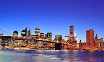 Foto gratuita ponte di brooklyn con il centro di new york city manhattan