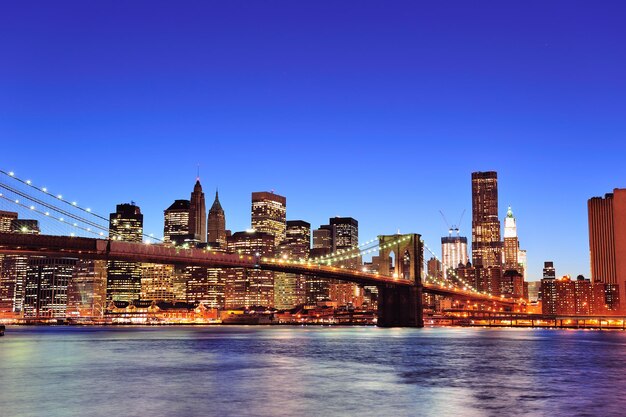 Бруклинский мост с центром Нью-Йорка Манхэттена