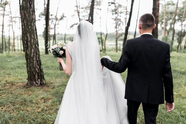 Foto gratuita scopa e sposa