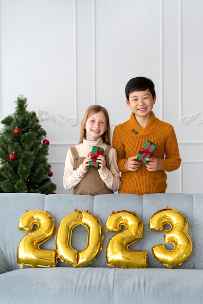 Free photo brother and sister celebrating new years eve at home together