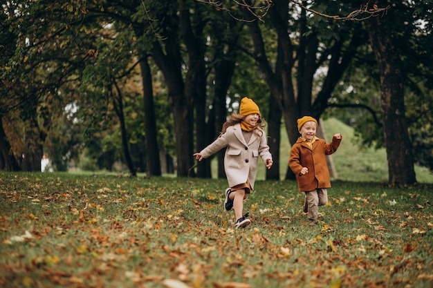 Foto gratuita fratello e sorella che hanno divertimento insieme nel parco