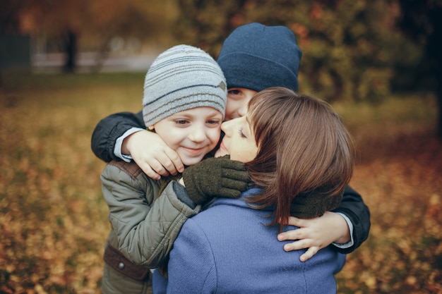 Foto gratuita fratelli con la madre