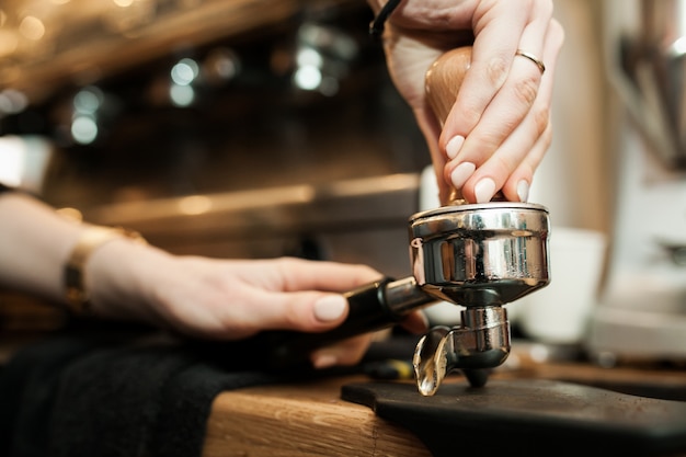 Chicchi di caffè marroni fagioli neri