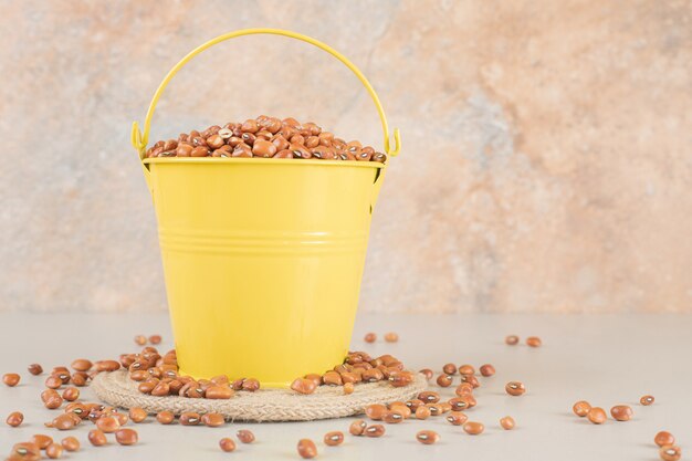 콘크리트에 세라믹 컵에 고립 된 갈색 콩.