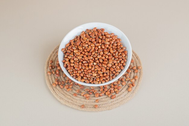 コンクリートのセラミックカップに分離された茶色の豆。