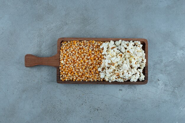 Free photo brown beans and popcorns on a wooden platter. high quality photo