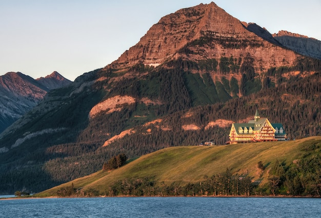 Foto gratuita casa marrone e blu vicino alla montagna