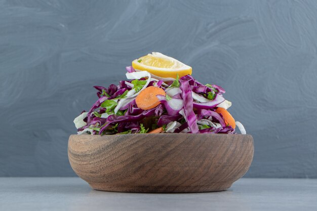 Free photo a brown bowl of mixed vegetables , on the marble.